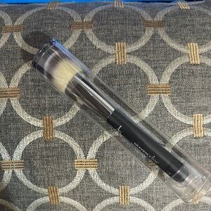 Luxe Makeup Brush with Black Handle